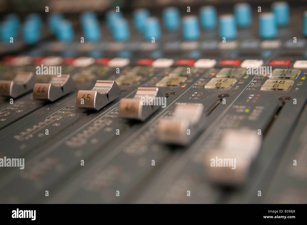 Console de mixage audio calrec montrant les faders Banque D'Images