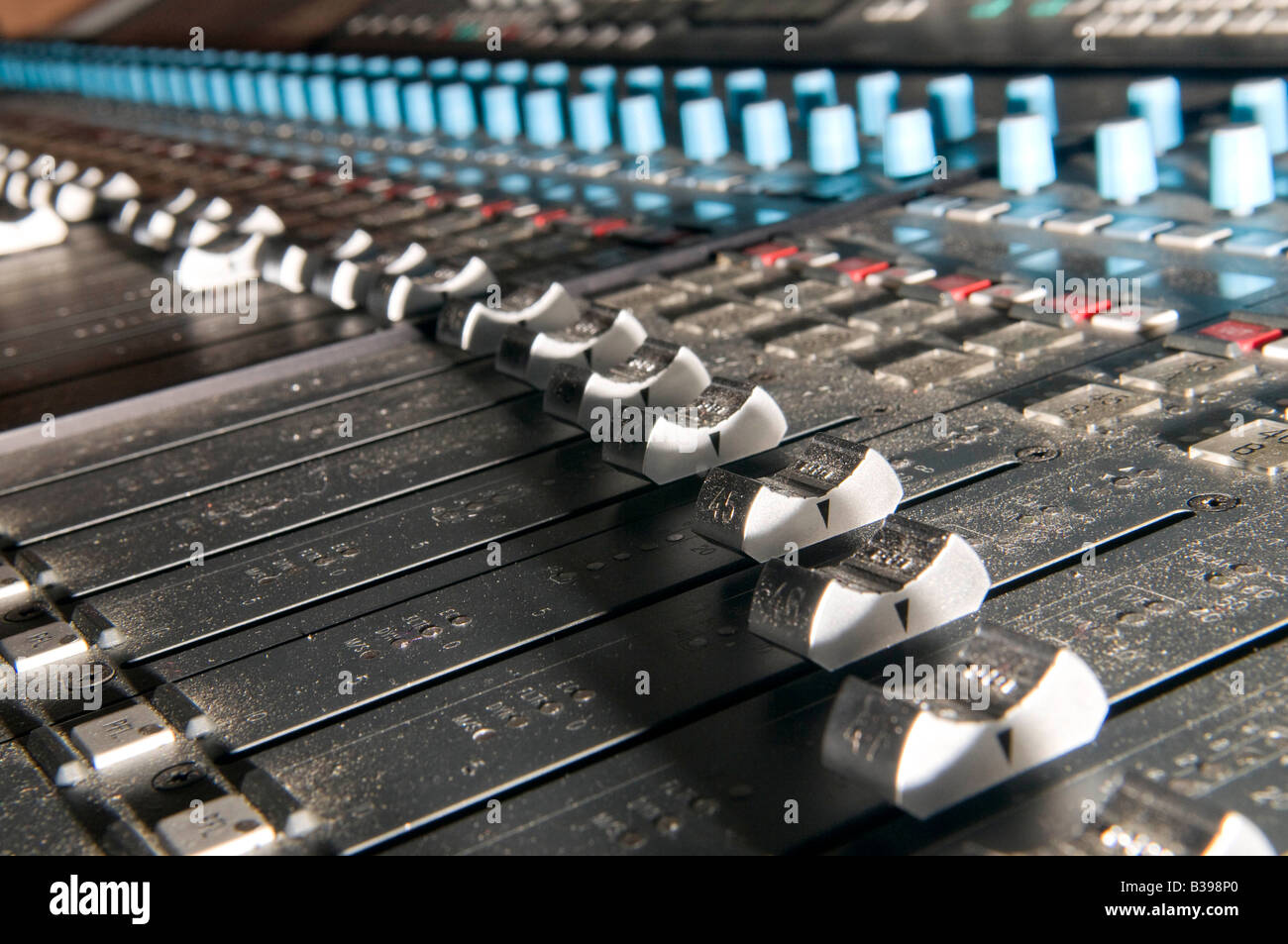 Console de mixage audio calrec montrant les faders Banque D'Images
