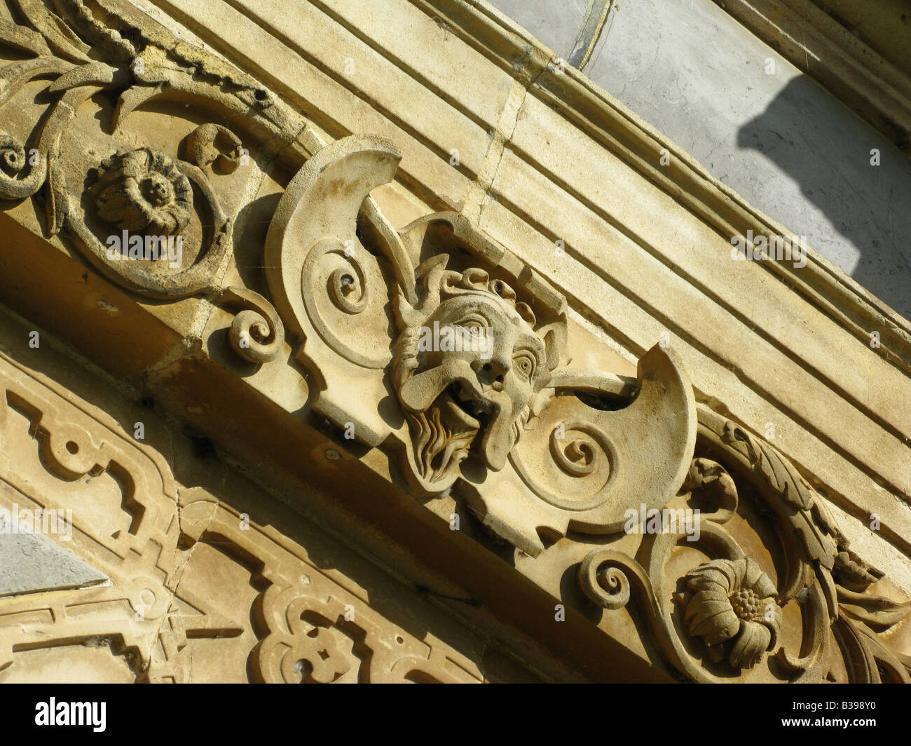 Détail de la sculpture sur pierre au-dessus de la porte principale. Audley End House, Audley End, Saffron Walden, Essex, Angleterre, Grande-Bretagne, Royaume-Uni, UK, Europe Banque D'Images