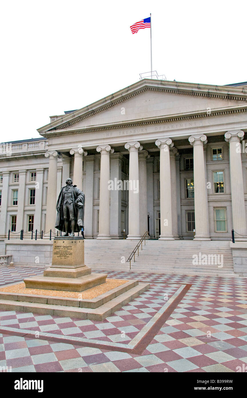 WASHINGTON DC, USA - entrée nord du département du Trésor, Washington DC. Statue d'Albert Gallatin, secrétaire au Trésor pendant l'administration de Thomas Jefferson. Abraham Alfonse Albert Gallatin (Janvier 29, 1761 - 12 août 1849) était un ethnologue Swiss-American, linguiste, politicien, diplomate, membre du Congrès, et le plus ancien secrétaire au Trésor des Etats-Unis. Il était également l'un des fondateurs de l'Université de New York. Banque D'Images