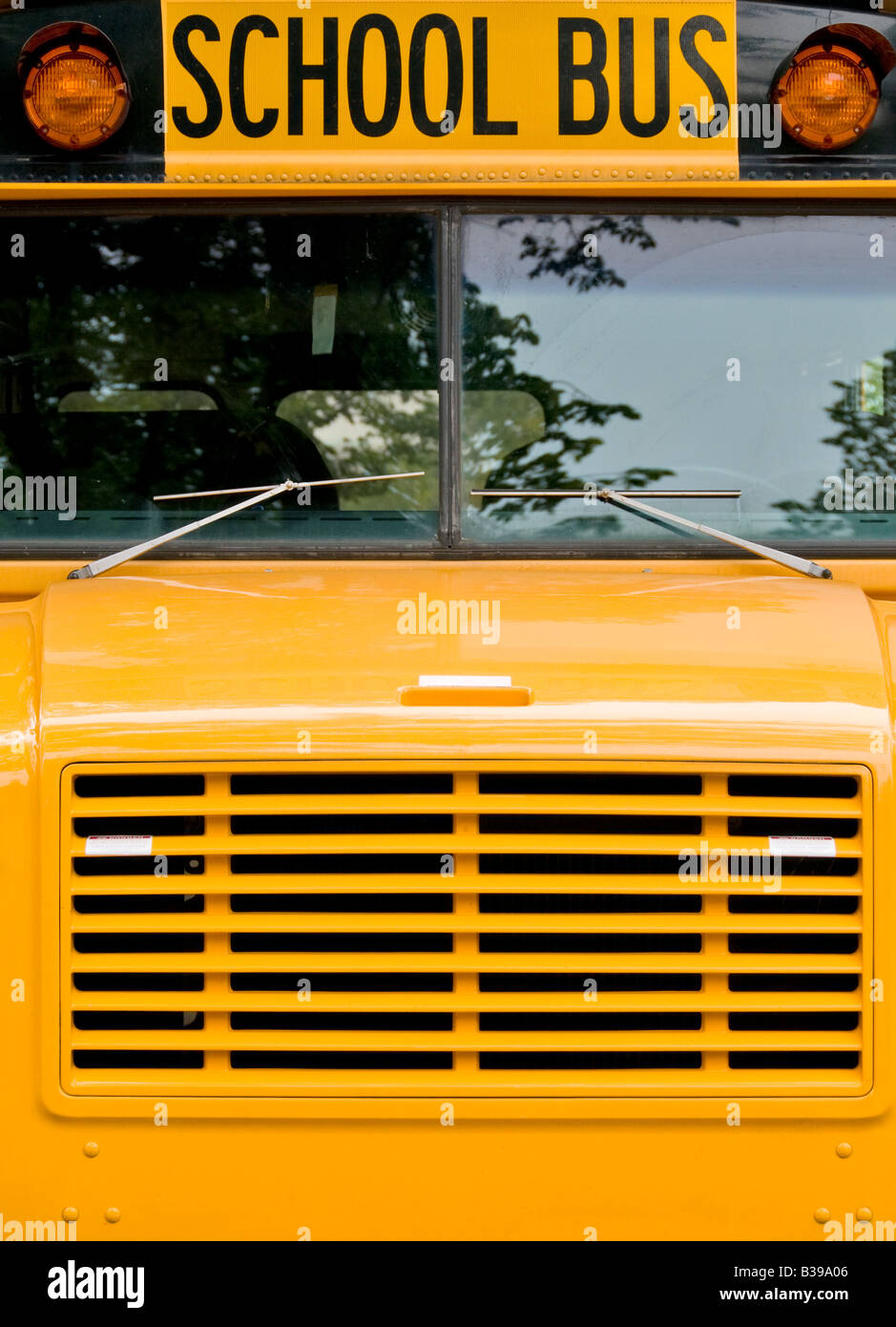 Yellow School bus Front États-Unis // ÉTATS-UNIS — vue de face d'un autobus scolaire jaune américain typique montrant sa calandre à nez plat distinctive et son grand pare-brise. Ces véhicules emblématiques, immédiatement reconnaissables à leur couleur jaune brillant National School bus (appelé à l'origine « National School bus Chrome »), transportent environ 26 millions d'étudiants américains par jour. Les caractéristiques avant caractéristiques comprennent un large pare-brise panoramique offrant au conducteur une visibilité maximale, des phares proéminents, une calandre noire audacieuse et un capot au design distinctif qui, collectivement Banque D'Images
