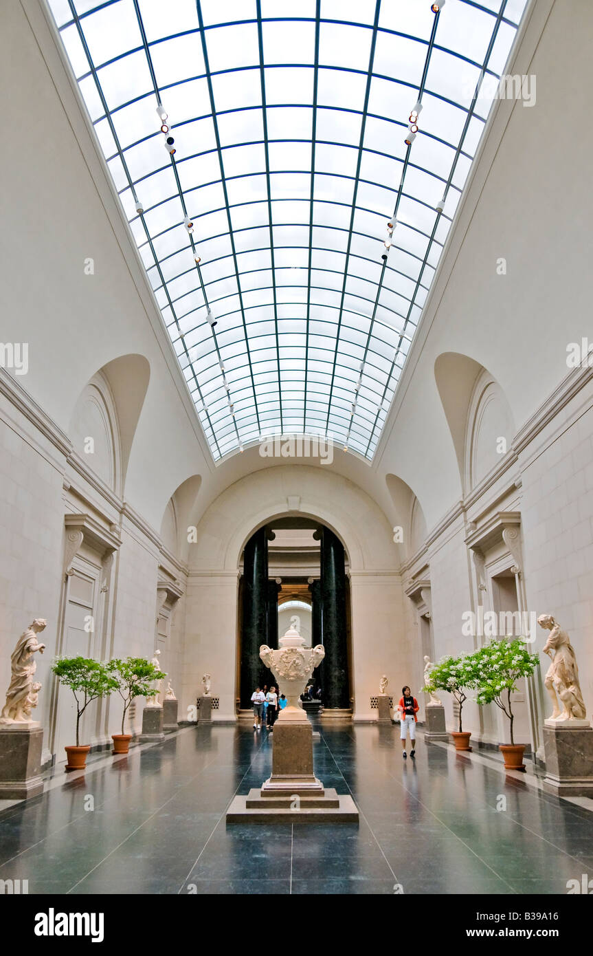 National Gallery of Art Interior Washington DC // WASHINGTON DC, USA - la National Gallery of Art est un musée d'art, situé sur le National Mall à Washington, DC le musée a été créé en 1938 par le Congrès des États-Unis, avec des fonds pour la construction et une collection d'art substantielle donnés par Andrew W. Mellon plus des œuvres d'art majeures données par Lessing J. Rosenwald, des contributions artistiques italiennes de Samuel Henry Kress, et plus de 2 000 sculptures, peintures, pièces d'art décoratif, et des porcelaines de Joseph E. Widener. À la suite de legs comme ceux-ci, la Galerie nationale aujourd'hui Banque D'Images