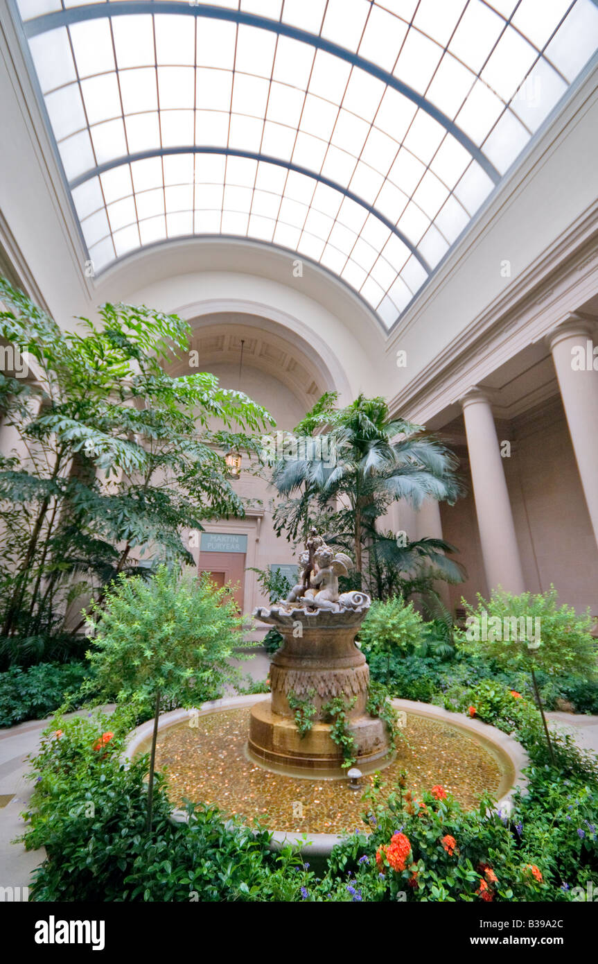 National Gallery of Art sculpture Garden Washington DC // WASHINGTON DC, USA - la National Gallery of Art est un musée d'art, situé sur le National Mall à Washington, D.C. le musée a été créé en 1938 par le Congrès des États-Unis, avec des fonds pour la construction et une collection d'art substantielle donnés par Andrew W. Mellon plus des œuvres d'art majeures données par Lessing J. Rosenwald, des contributions artistiques italiennes de Samuel Henry Kress, et plus de 2 000 sculptures, peintures, objets d'art décoratif et porcelaines de Joseph E. Widener. À la suite de tels legs, le National Galler Banque D'Images