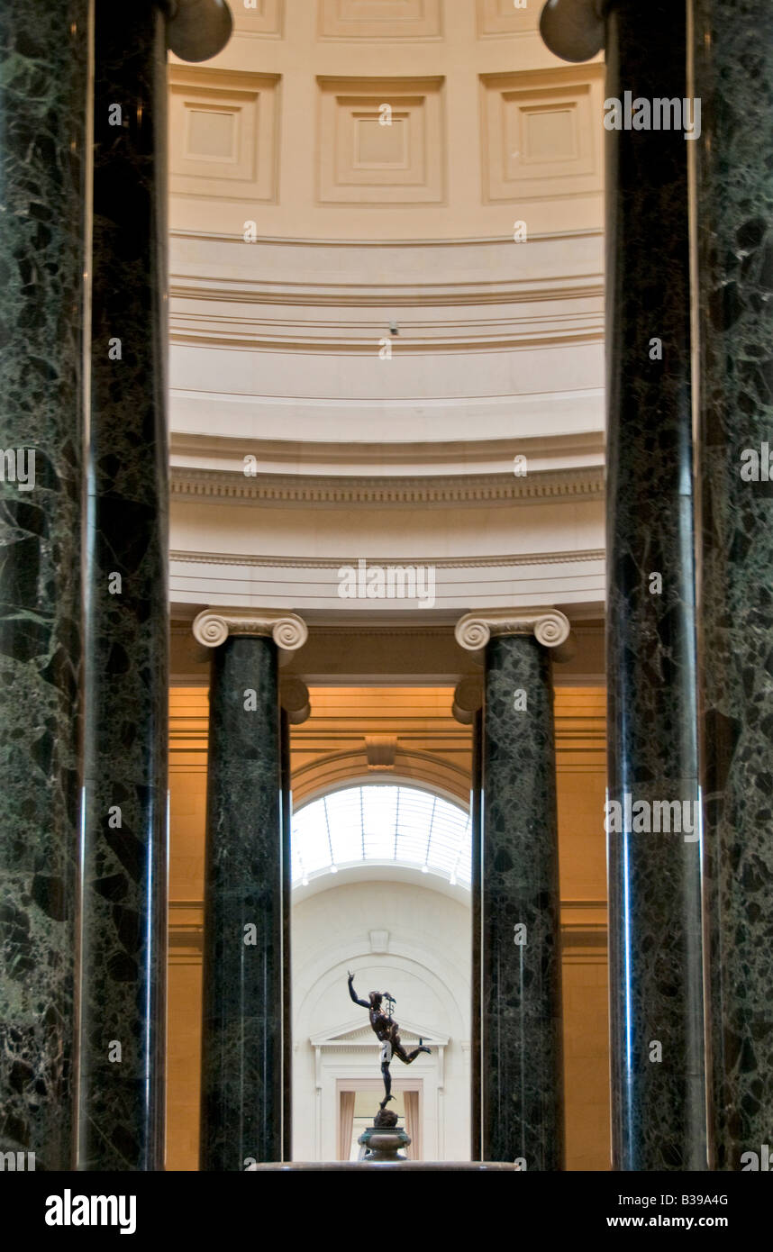 Galerie nationale d'art Mercury Statue Washington DC // WASHINGTON DC — la National Gallery of Art est un musée d'art, situé sur le National Mall à Washington, D.C. le musée a été créé en 1938 par le Congrès des États-Unis, avec des fonds pour la construction et une importante collection d'art donnés par Andrew W. Mellon plus des œuvres d'art majeures données par Lessing J. Rosenwald, des contributions d'art italien de Samuel Henry Kress, et plus de 2 000 sculptures, peintures, pièces d'art décoratif et porcelaines de Joseph E. Widener. À la suite de legs comme ceux-ci, la Galerie nationale aujourd'hui Banque D'Images