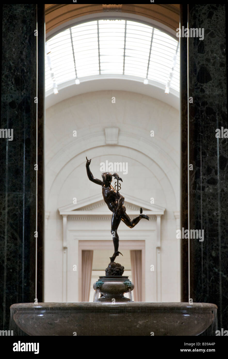 Galerie nationale d'art Mercury Statue Washington DC // WASHINGTON DC — la National Gallery of Art est un musée d'art, situé sur le National Mall à Washington, D.C. le musée a été créé en 1938 par le Congrès des États-Unis, avec des fonds pour la construction et une importante collection d'art donnés par Andrew W. Mellon plus des œuvres d'art majeures données par Lessing J. Rosenwald, des contributions d'art italien de Samuel Henry Kress, et plus de 2 000 sculptures, peintures, pièces d'art décoratif et porcelaines de Joseph E. Widener. À la suite de legs comme ceux-ci, la Galerie nationale aujourd'hui Banque D'Images