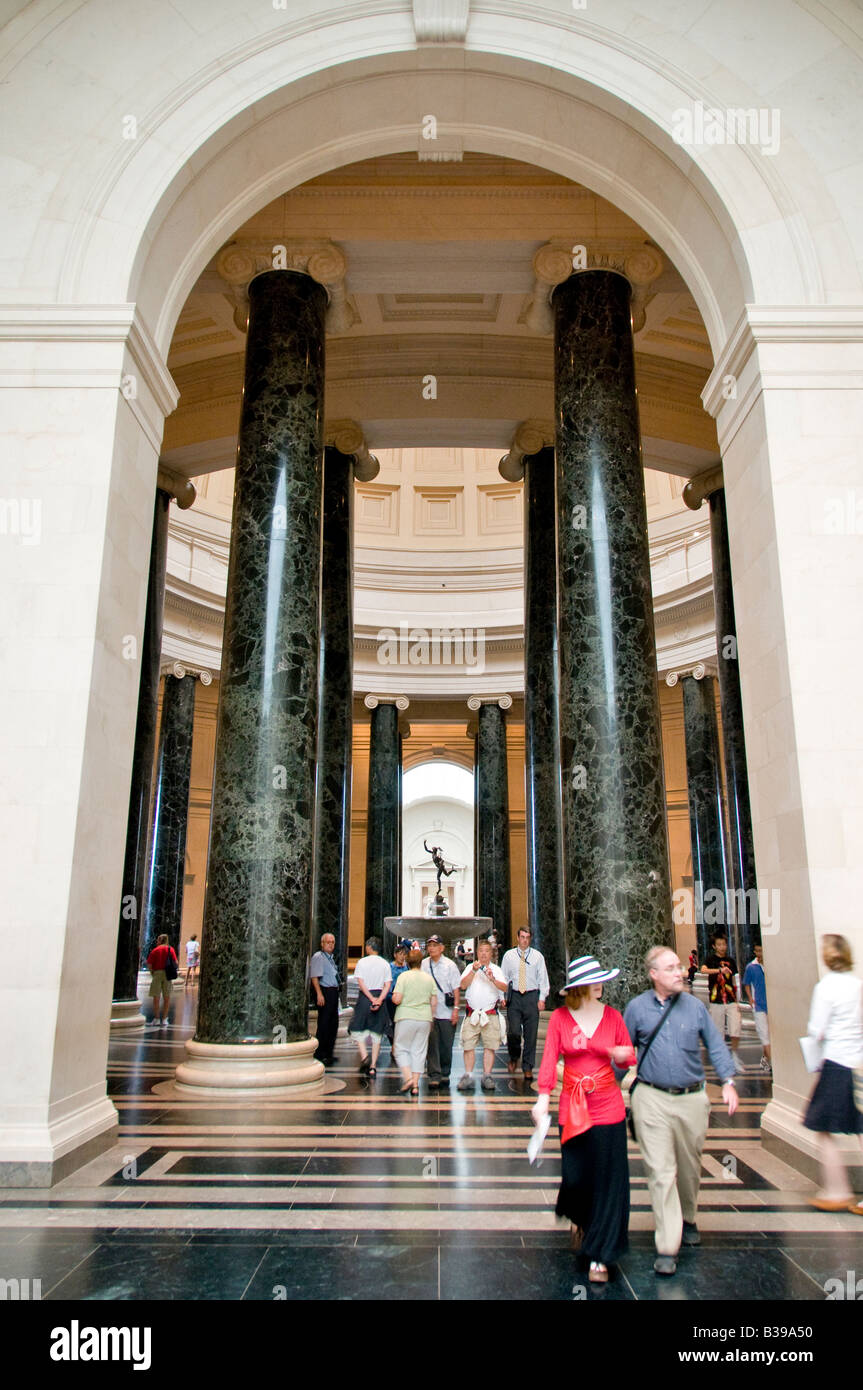 National Gallery of Art Interior Washington DC // WASHINGTON DC — la National Gallery of Art est un musée d'art, situé sur le National Mall à Washington, D.C. le musée a été créé en 1938 par le Congrès des États-Unis, avec des fonds pour la construction et une importante collection d'art donnés par Andrew W. Mellon plus des œuvres d'art majeures données par Lessing J. Rosenwald, des contributions d'art italien de Samuel Henry Kress, et plus de 2 000 sculptures, peintures, pièces d'art décoratif et porcelaines de Joseph E. Widener. À la suite de legs comme ceux-ci, la Galerie nationale aujourd'hui la maison Banque D'Images