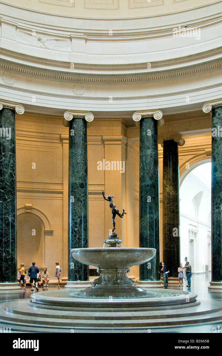 Fontaine de la National Gallery of Art Washington DC // WASHINGTON DC, USA - la National Gallery of Art est un musée d'art, situé sur le National Mall à Washington, D.C. le musée a été créé en 1938 par le Congrès des États-Unis, avec des fonds pour la construction et une collection d'art substantielle donnés par Andrew W. Mellon plus des œuvres d'art majeures données par Lessing J. Rosenwald, des contributions d'art italien de Samuel Henry Kress, et plus de 2 000 sculptures, peintures, pièces d'art décoratif, et des porcelaines de Joseph E. Widener. À la suite de legs comme ceux-ci, la Galerie nationale aujourd'hui Banque D'Images