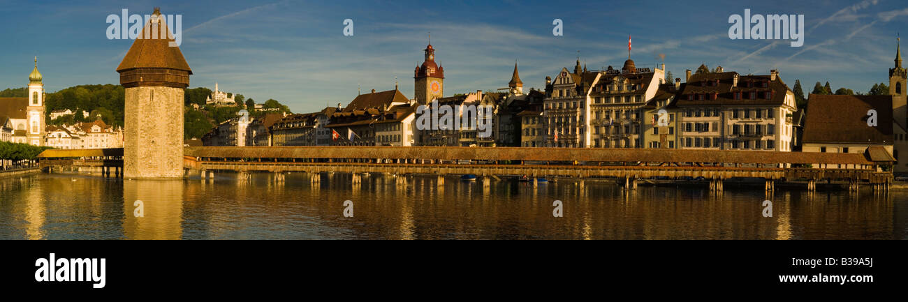 Vue panoramique de Lucerne, Suisse, chapelle, tour du lac, pont en bois recouvert de Lucerne, l'hotel Gutch, waterfront shopping, tourisme salon Banque D'Images