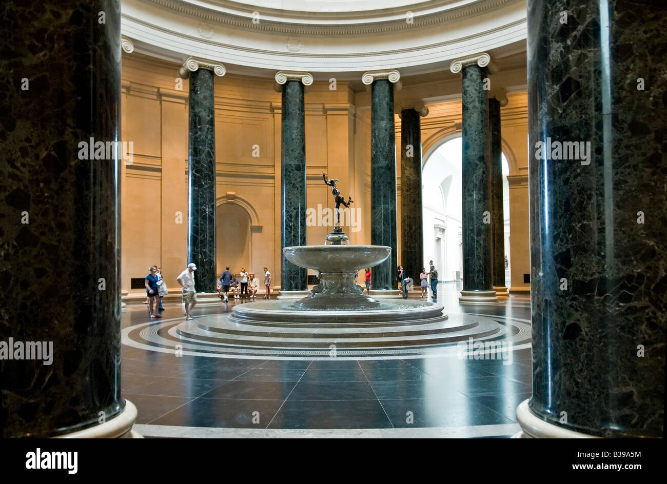 Fontaine de la National Gallery of Art Washington DC // WASHINGTON DC, USA - la National Gallery of Art est un musée d'art, situé sur le National Mall à Washington, D.C. le musée a été créé en 1938 par le Congrès des États-Unis, avec des fonds pour la construction et une collection d'art substantielle donnés par Andrew W. Mellon plus des œuvres d'art majeures données par Lessing J. Rosenwald, des contributions d'art italien de Samuel Henry Kress, et plus de 2 000 sculptures, peintures, pièces d'art décoratif, et des porcelaines de Joseph E. Widener. À la suite de legs comme ceux-ci, la Galerie nationale aujourd'hui Banque D'Images