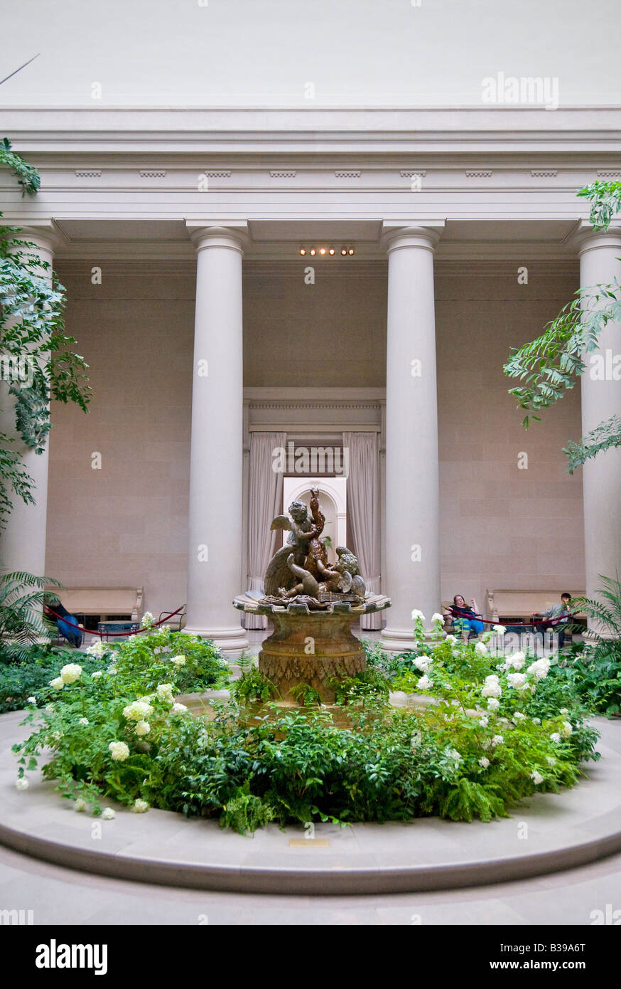 National Gallery of Art sculpture Garden Washington DC // WASHINGTON DC — la National Gallery of Art est un musée d'art, situé sur le National Mall à Washington, D.C. le musée a été créé en 1938 par le Congrès des États-Unis, avec des fonds pour la construction et une importante collection d'art donnés par Andrew W. Mellon plus des œuvres d'art majeures données par Lessing J. Rosenwald, des contributions d'art italien de Samuel Henry Kress, et plus de 2 000 sculptures, peintures, pièces d'art décoratif et porcelaines de Joseph E. Widener. À la suite de legs comme ceux-ci, la National Gallery tod Banque D'Images