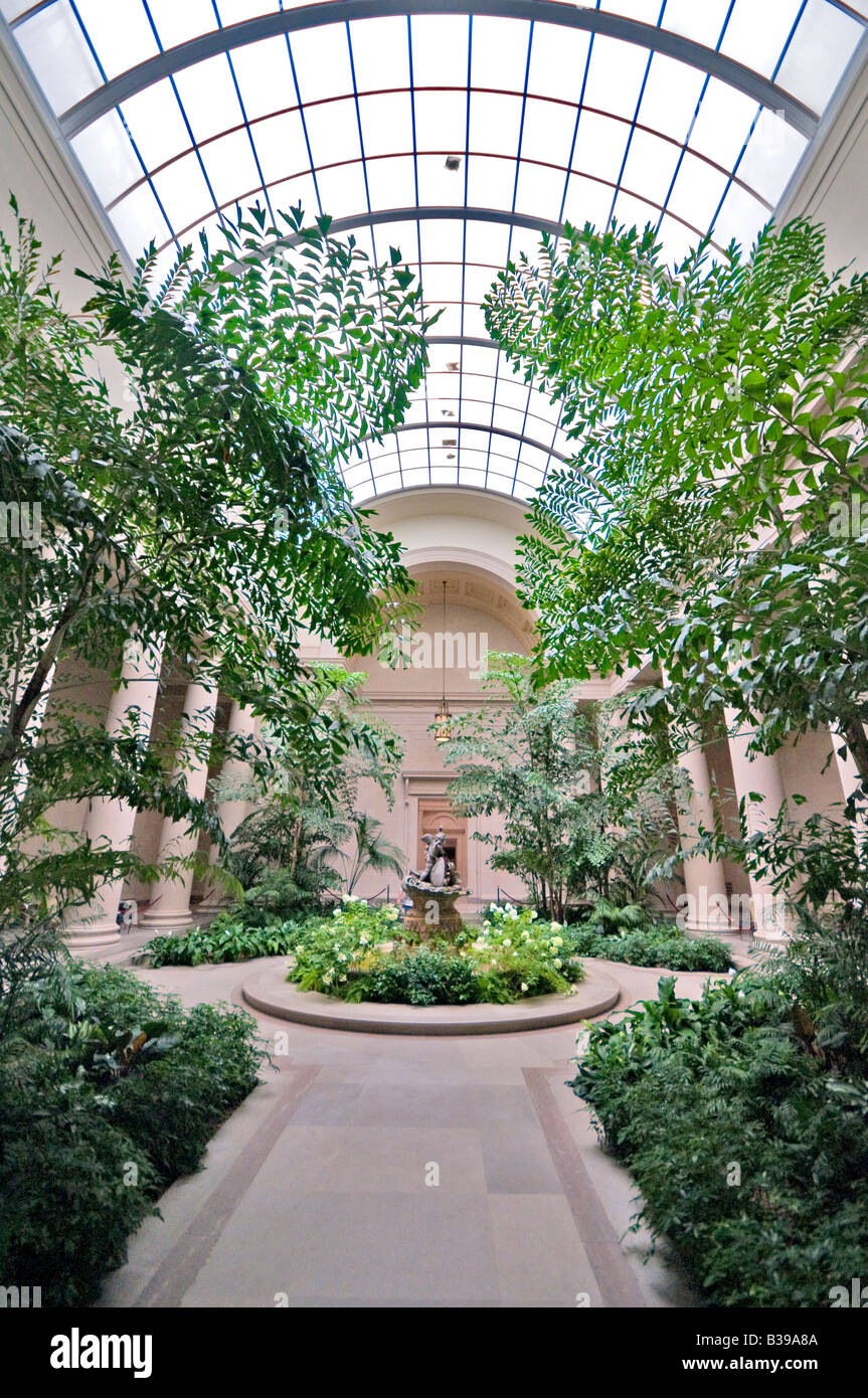 National Gallery of Art sculpture Garden Washington DC // WASHINGTON DC, USA - la National Gallery of Art est un musée d'art, situé sur le National Mall à Washington, D.C. le musée a été créé en 1938 par le Congrès des États-Unis, avec des fonds pour la construction et une collection d'art substantielle donnés par Andrew W. Mellon plus des œuvres d'art majeures données par Lessing J. Rosenwald, des contributions artistiques italiennes de Samuel Henry Kress, et plus de 2 000 sculptures, peintures, objets d'art décoratif et porcelaines de Joseph E. Widener. À la suite de tels legs, le National Galler Banque D'Images