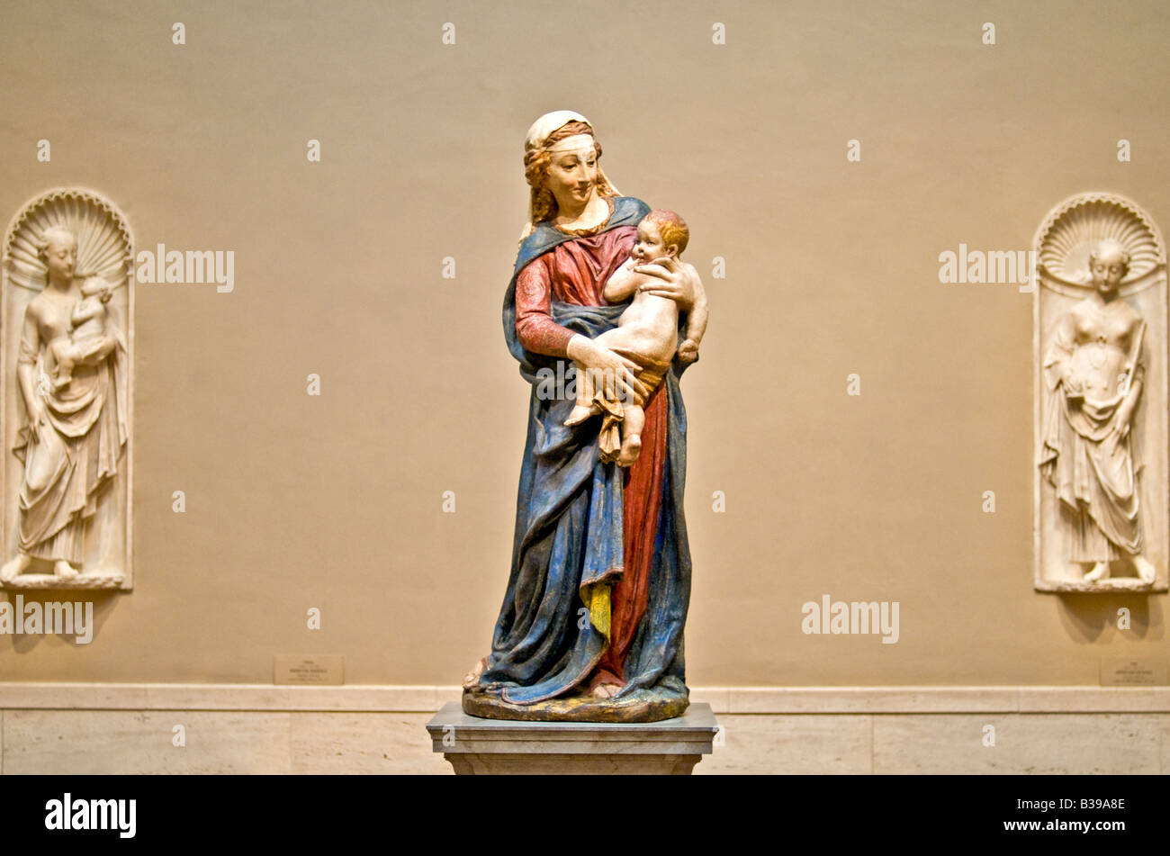 National Gallery of Art sculpture Washington DC // WASHINGTON DC, USA - la National Gallery of Art est un musée d'art, situé sur le National Mall à Washington, DC le musée a été créé en 1938 par le Congrès des États-Unis, avec des fonds pour la construction et une collection d'art substantielle donnés par Andrew W. Mellon plus des œuvres d'art majeures données par Lessing J. Rosenwald, des contributions artistiques italiennes de Samuel Henry Kress, et plus de 2 000 sculptures, peintures, pièces d'art décoratif, et des porcelaines de Joseph E. Widener. À la suite de legs comme ceux-ci, la Galerie nationale aujourd'hui Banque D'Images