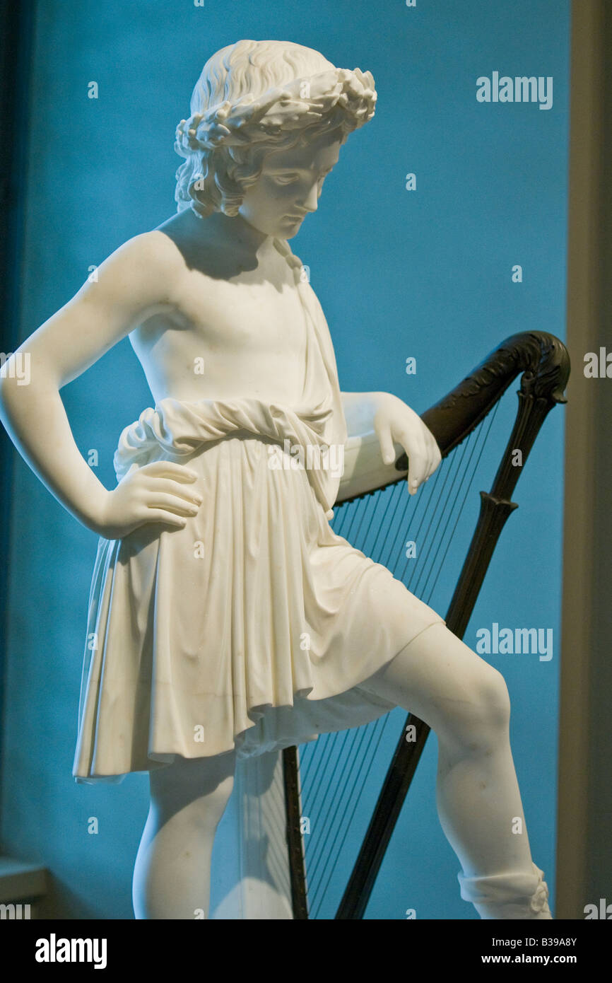 National Gallery of Art sculpture Washington DC // WASHINGTON DC — la National Gallery of Art est un musée d'art, situé sur le National Mall à Washington, D.C. le musée a été créé en 1938 par le Congrès des États-Unis, avec des fonds pour la construction et une importante collection d'art donnés par Andrew W. Mellon plus des œuvres d'art majeures données par Lessing J. Rosenwald, des contributions d'art italien de Samuel Henry Kress, et plus de 2 000 sculptures, peintures, pièces d'art décoratif et porcelaines de Joseph E. Widener. À la suite de legs comme ceux-ci, la Galerie nationale aujourd'hui hous Banque D'Images