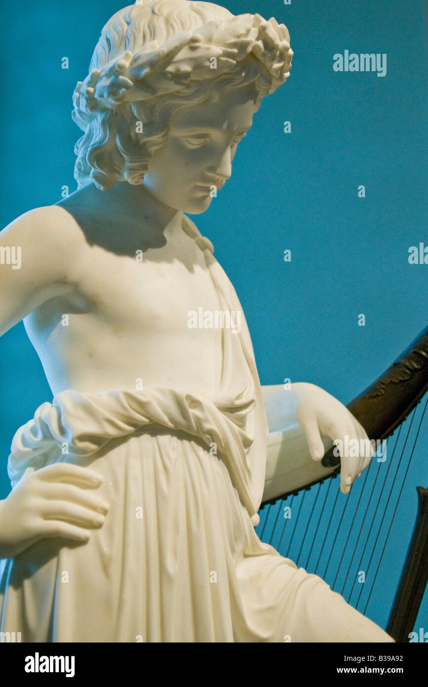 National Gallery of Art sculpture Washington DC // WASHINGTON DC — la National Gallery of Art est un musée d'art, situé sur le National Mall à Washington, D.C. le musée a été créé en 1938 par le Congrès des États-Unis, avec des fonds pour la construction et une importante collection d'art donnés par Andrew W. Mellon plus des œuvres d'art majeures données par Lessing J. Rosenwald, des contributions d'art italien de Samuel Henry Kress, et plus de 2 000 sculptures, peintures, pièces d'art décoratif et porcelaines de Joseph E. Widener. À la suite de legs comme ceux-ci, la Galerie nationale aujourd'hui hous Banque D'Images