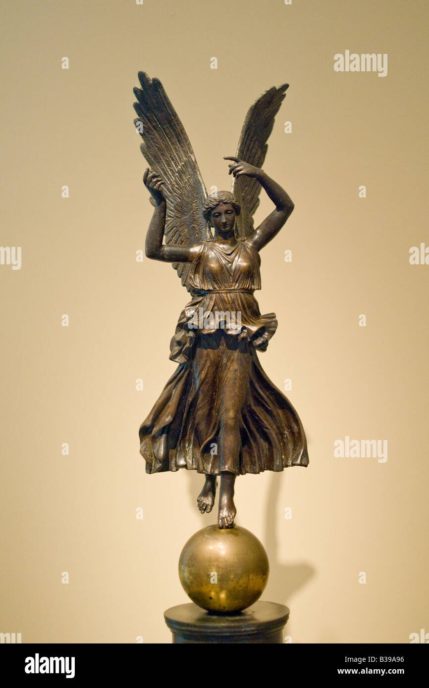 National Gallery of Art sculpture Washington DC // WASHINGTON DC — la National Gallery of Art est un musée d'art, situé sur le National Mall à Washington, D.C. le musée a été créé en 1938 par le Congrès des États-Unis, avec des fonds pour la construction et une importante collection d'art donnés par Andrew W. Mellon plus des œuvres d'art majeures données par Lessing J. Rosenwald, des contributions d'art italien de Samuel Henry Kress, et plus de 2 000 sculptures, peintures, pièces d'art décoratif et porcelaines de Joseph E. Widener. À la suite de legs comme ceux-ci, la Galerie nationale aujourd'hui hous Banque D'Images