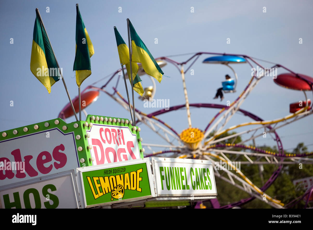 Un carnival food stand et Paratrooper ride at Frisco Fest à Rogers, Arkansas, États-Unis d'Amérique Banque D'Images
