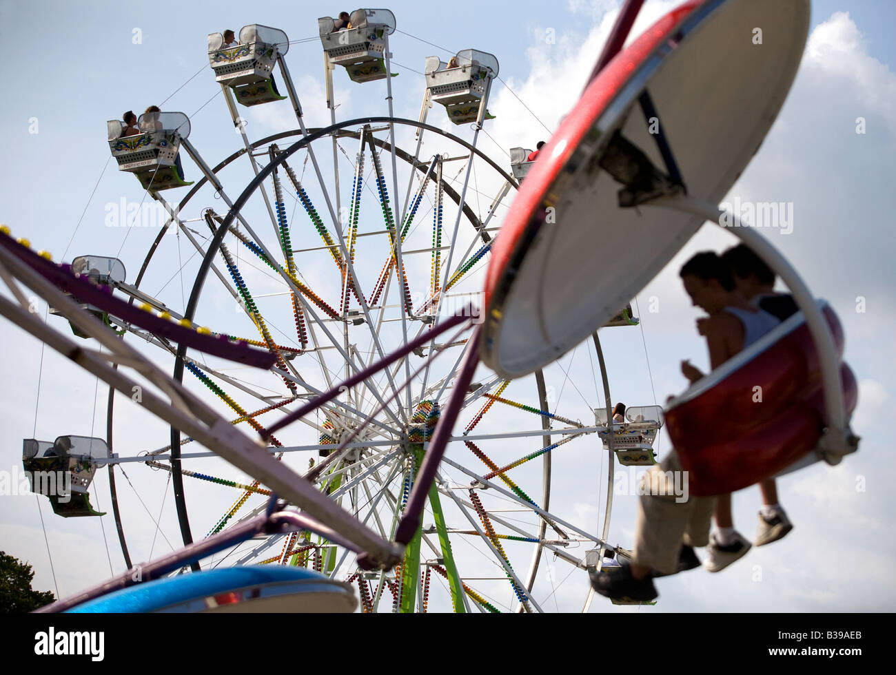 Le parachutiste et la grande roue se déplace sur l'allée centrale de Frisco Fest à Rogers, Arkansas, États-Unis d'Amérique Banque D'Images