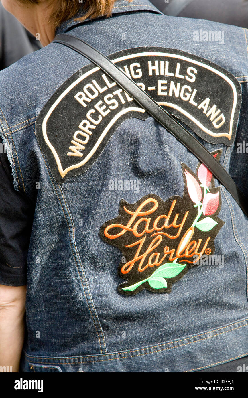 Veste en denim Lady Harley, motos Harley-Davidson à l'été Rolling Hills   tonnerre dans les glens Aviemore, Écosse royaume-uni Banque D'Images