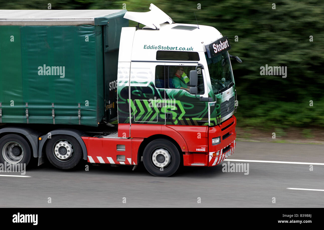 Eddie Stobart camion à la vitesse sur l'autoroute M40 Warwickshire Angleterre UK Banque D'Images
