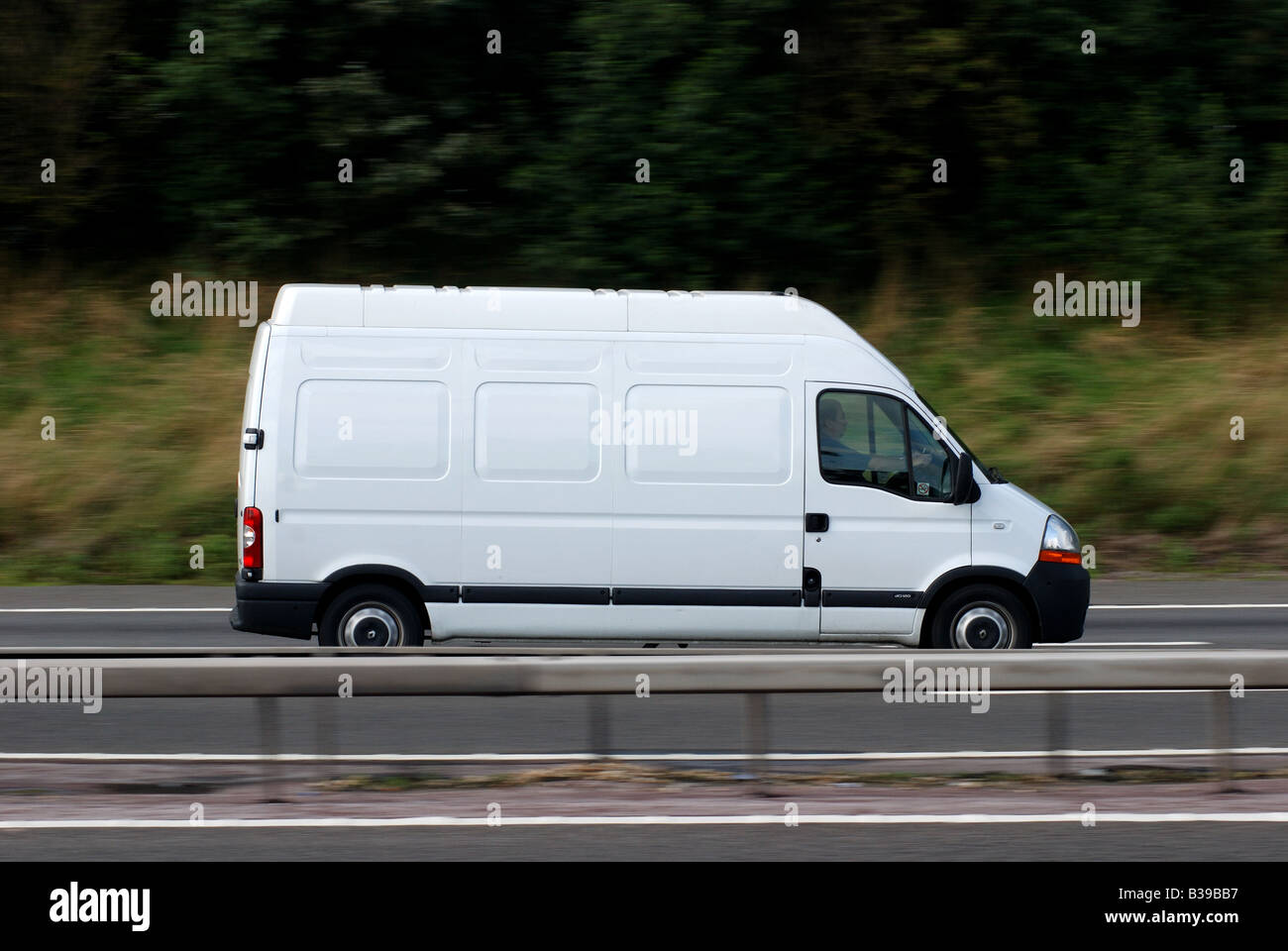 White van à la vitesse sur l'autoroute M40, England, UK Banque D'Images