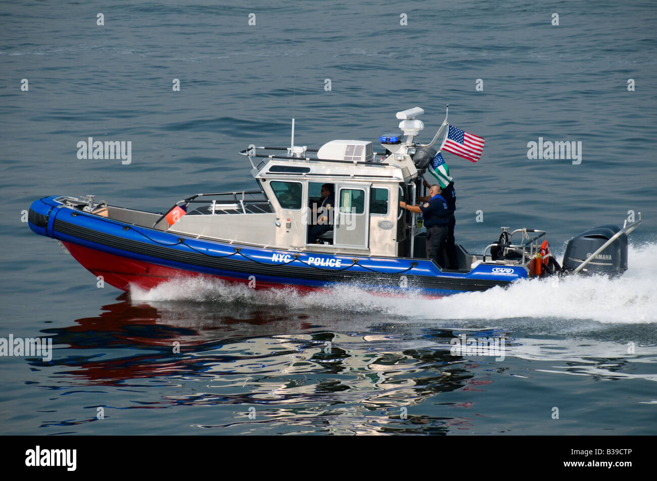 Les membres de l'unité de lutte contre le terrorisme de la police patrouille dans le port de New York dans un bateau rapide. Banque D'Images