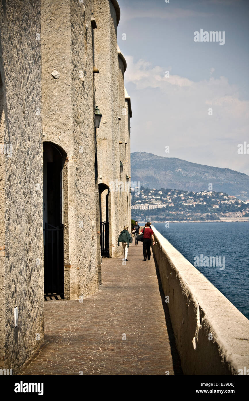 MONACO, MONTE CARLO. Les touristes à pied près de la côte de Monaco avec vue sur la mer Méditerranée. Banque D'Images