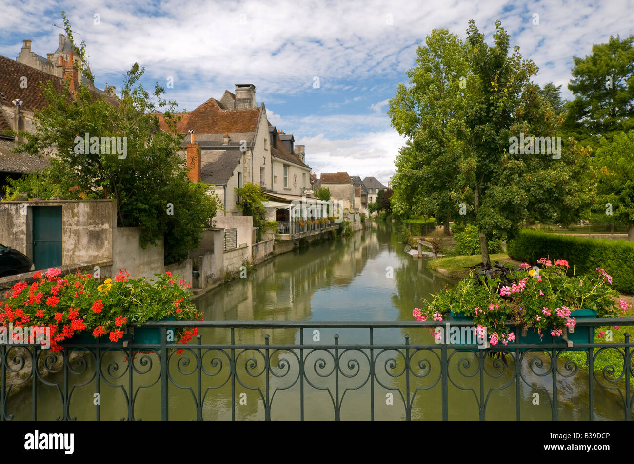 Terrasse du restaurant de l'Hôtel Georges Sand Hotel dominant la rivière Indre, Loches, Indre-et-Loire, France. Banque D'Images