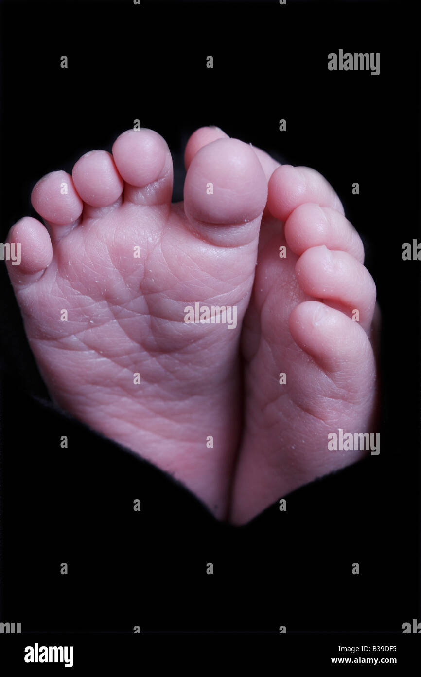 Pieds De Bebe Avec Fond Noir Photo Stock Alamy