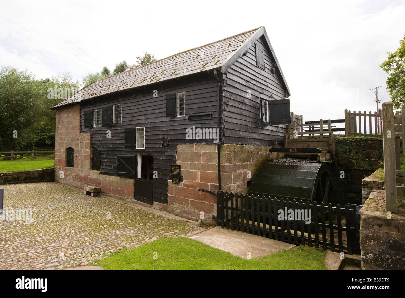 UK Cheshire Stretton moulin médiéval de l'eau de l'étang de tourner la
