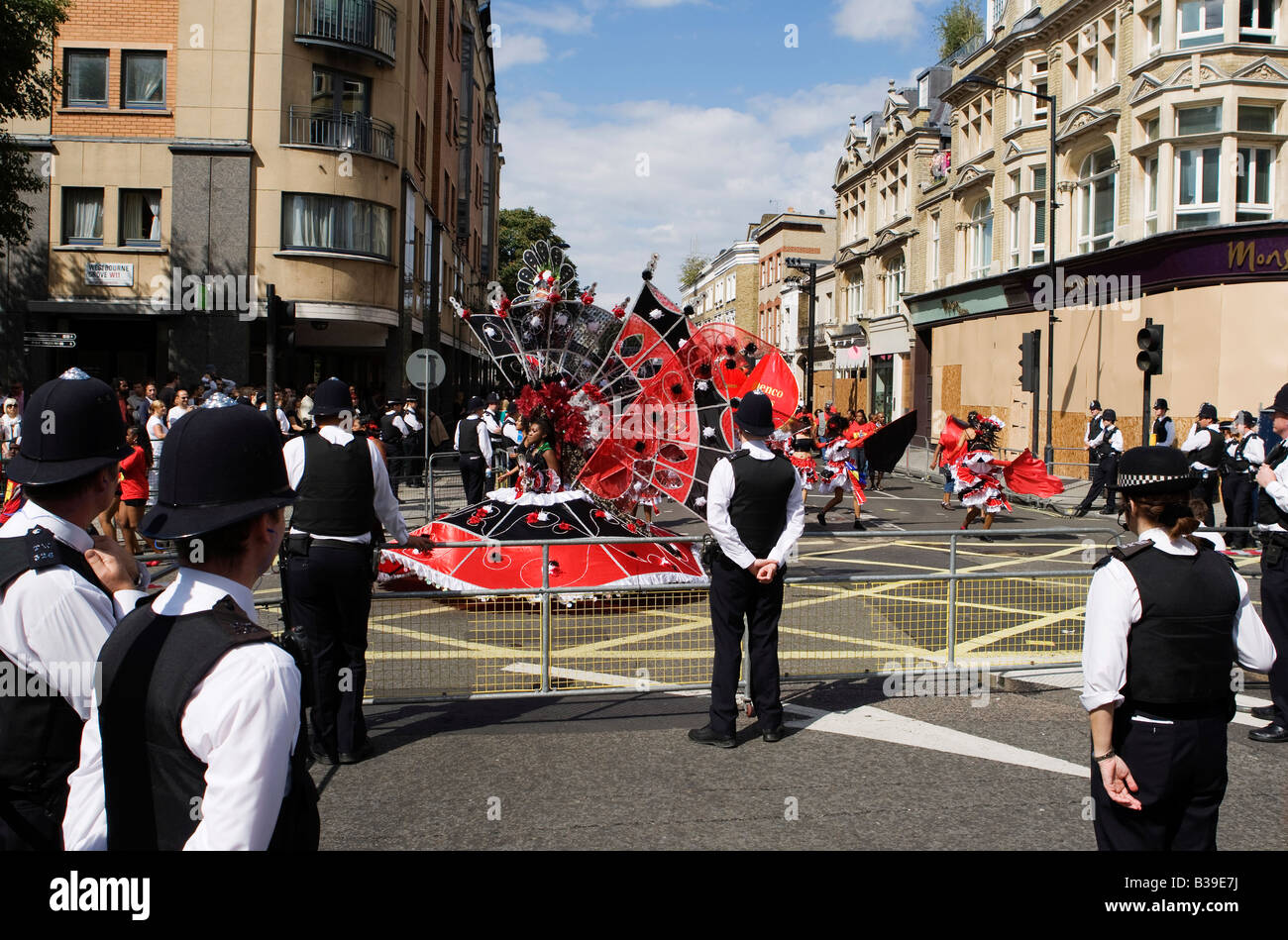 Des agents de la Police métropolitaine de Londres de maintenir une veille sur les festivités au cours du carnaval de Notting Hill Banque D'Images