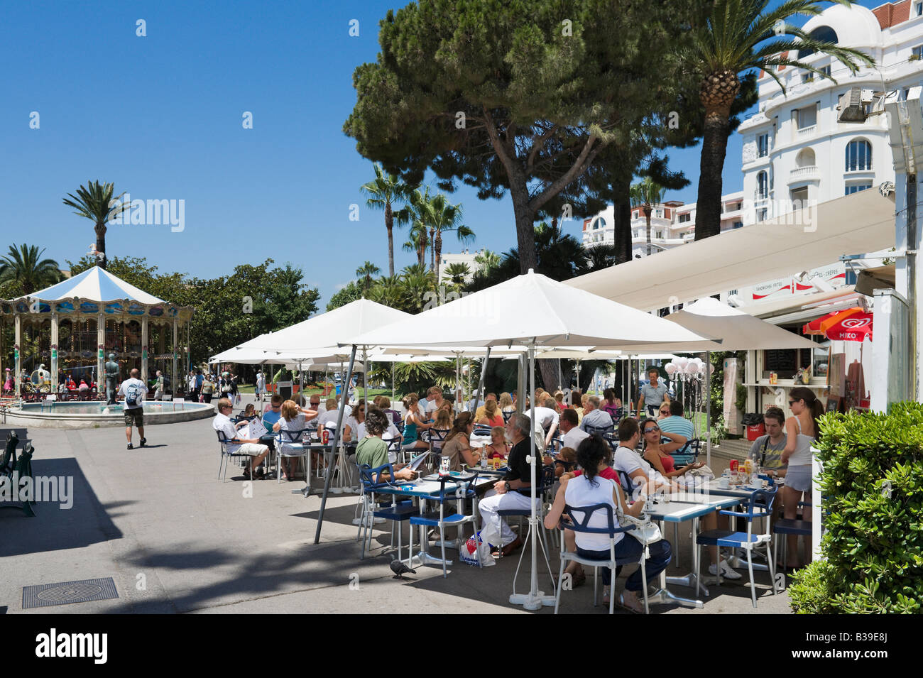 Café sur la Promenade de la Croisette, Cannes, Cote d'Azur, Provence, France Banque D'Images