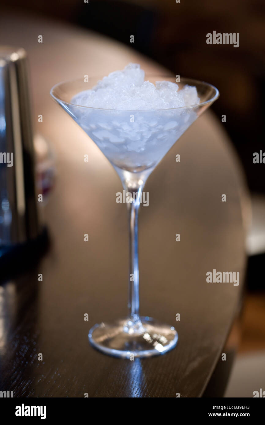 Verre à cocktail rempli de glace sur Bar Banque D'Images