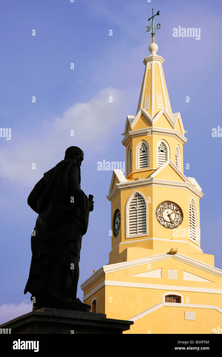 La célèbre horloge de Cartagenas de l'Inde avec la statue de Pedro de Heredia dans l'avant-plan Banque D'Images