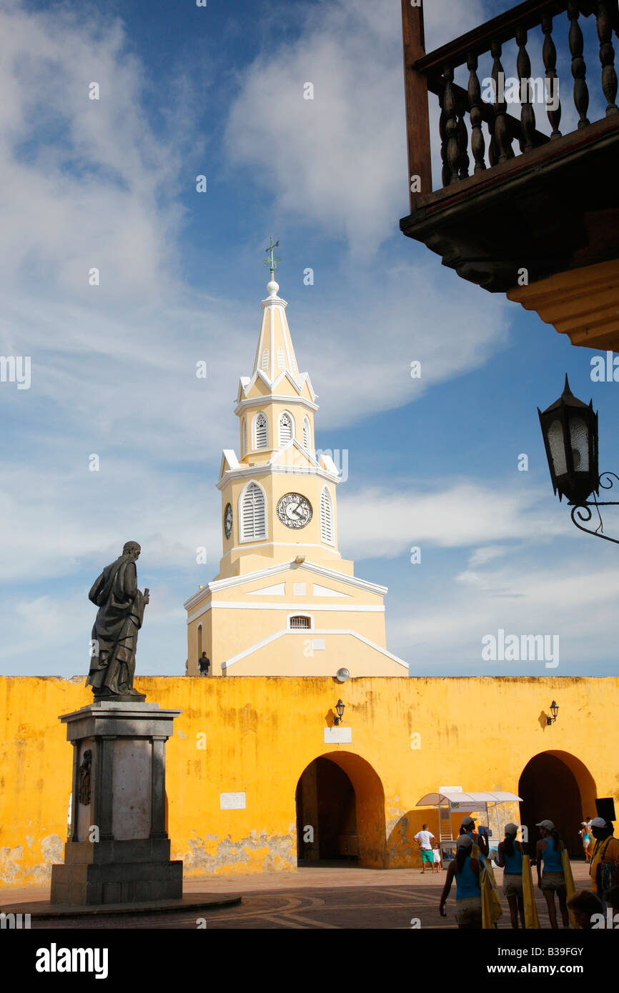 La célèbre horloge de Cartagenas de l'Inde avec la statue de Pedro de Heredia dans l'avant-plan Banque D'Images