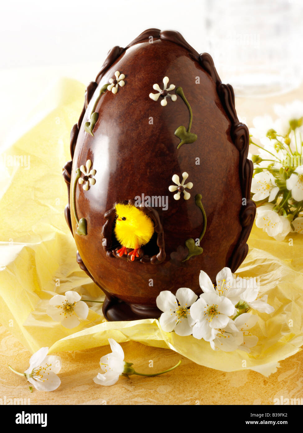 Fait à la main traditionnel décoré d'oeufs de Pâques au chocolat Banque D'Images