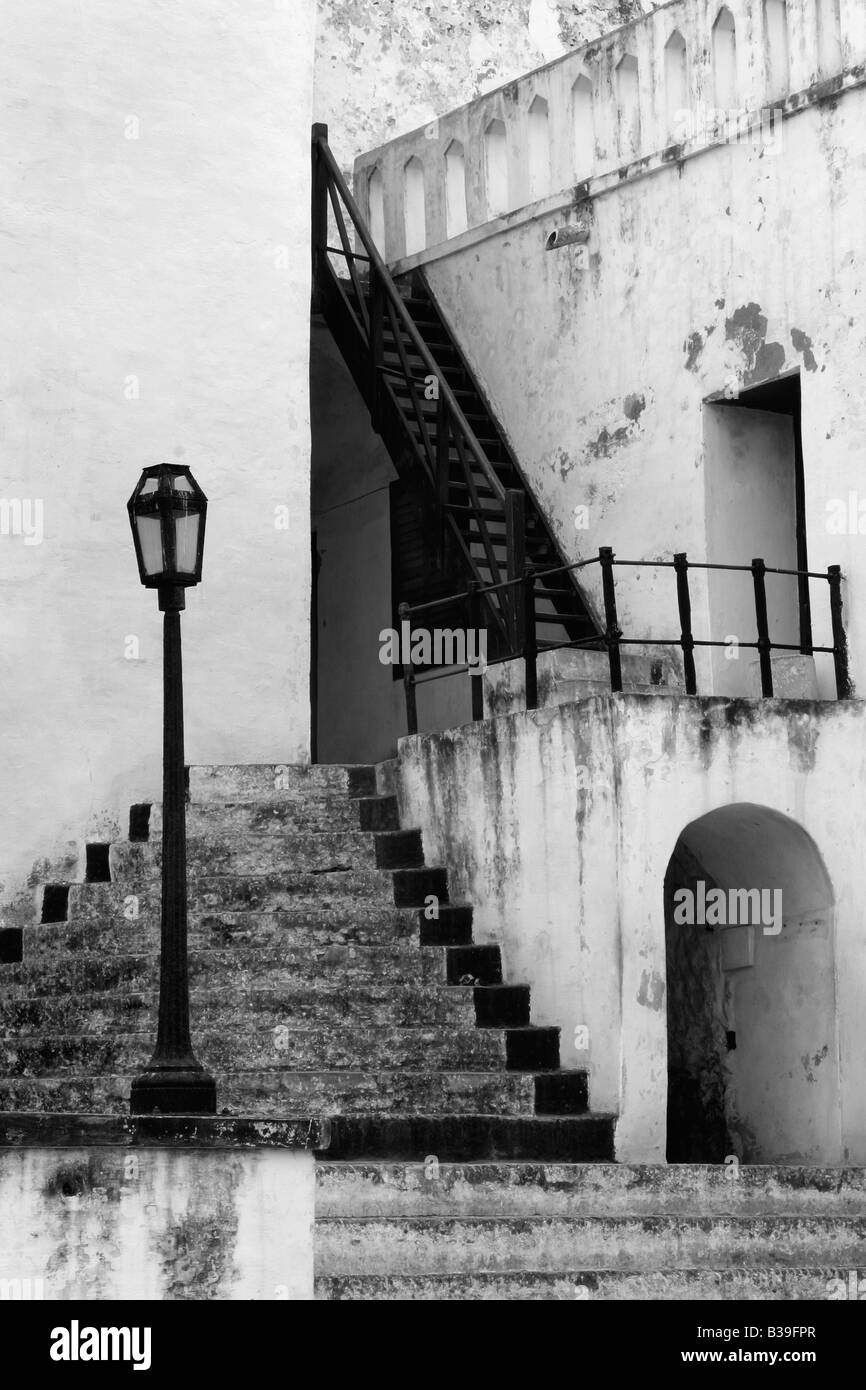 Escalier du Château, pied de lampe et d'arche menant à un château des esclaves au Ghana, en Afrique Banque D'Images