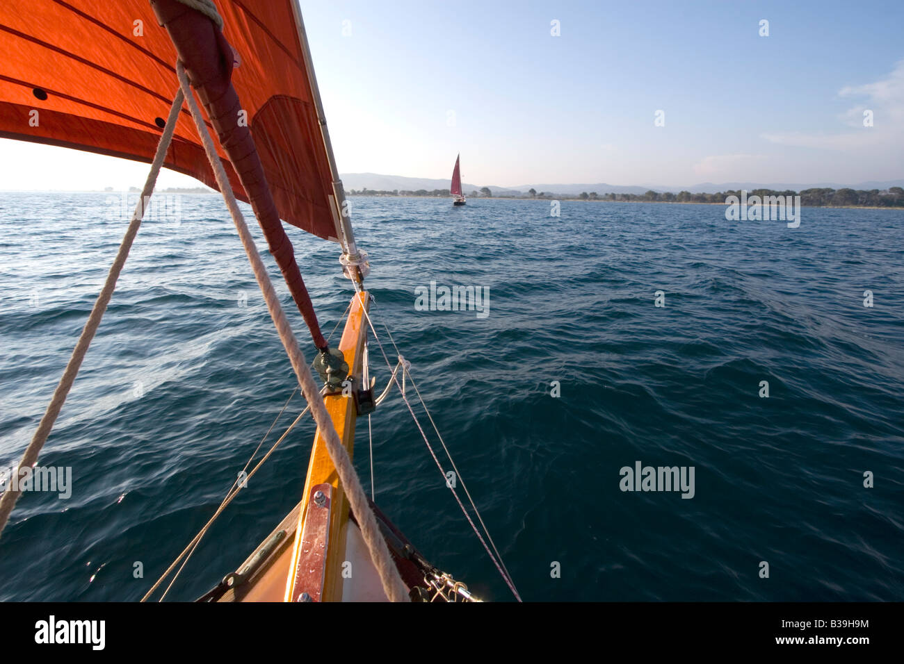 Arrivant à la voile dans un mouillage dans le sud de la France en début de soirée. Banque D'Images