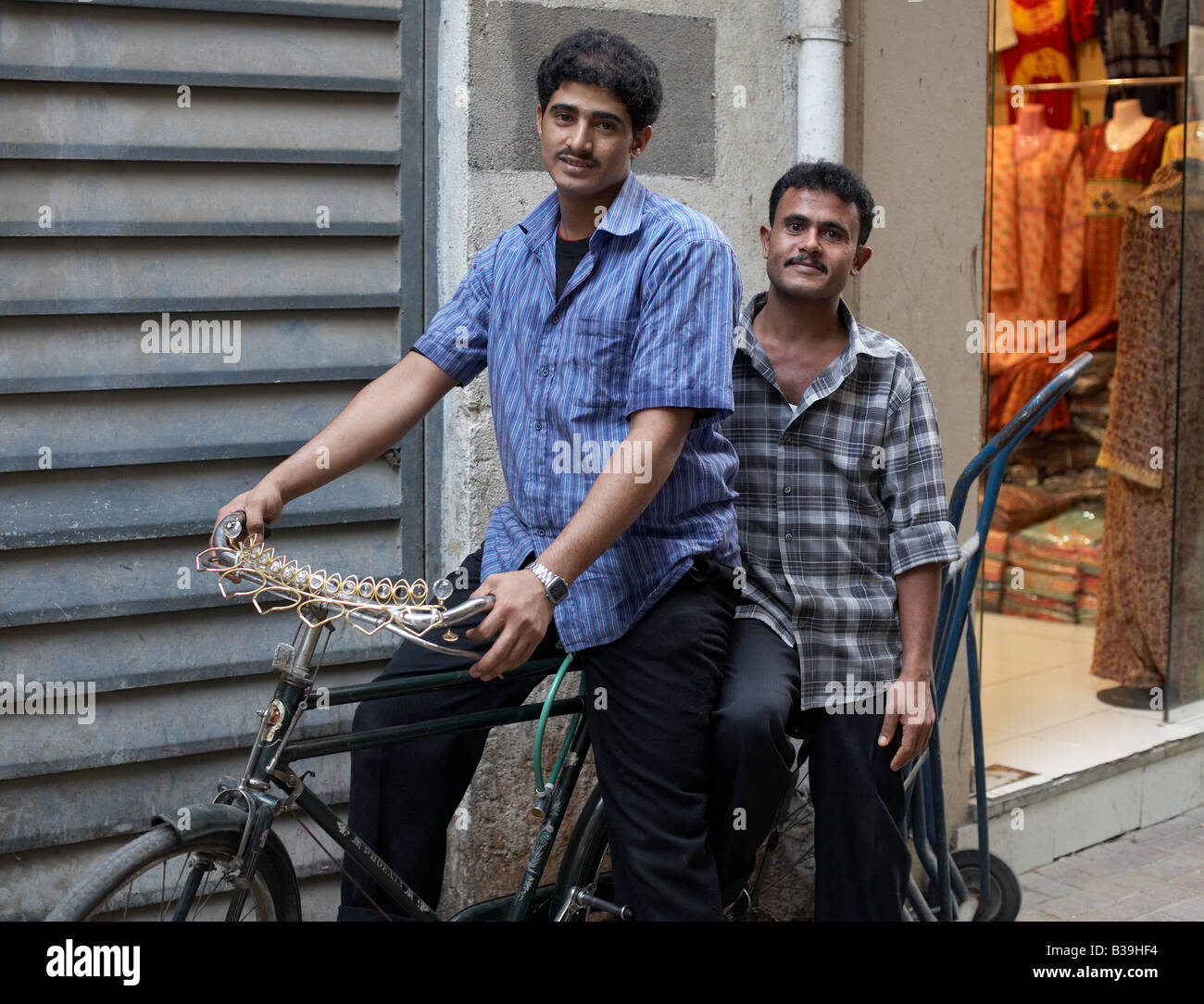 2 jeunes indiens sur décoré location à Deira Vieux Souk 2 junge Inder posieren Stolz auf ihrem verziertem Fahrrad Banque D'Images
