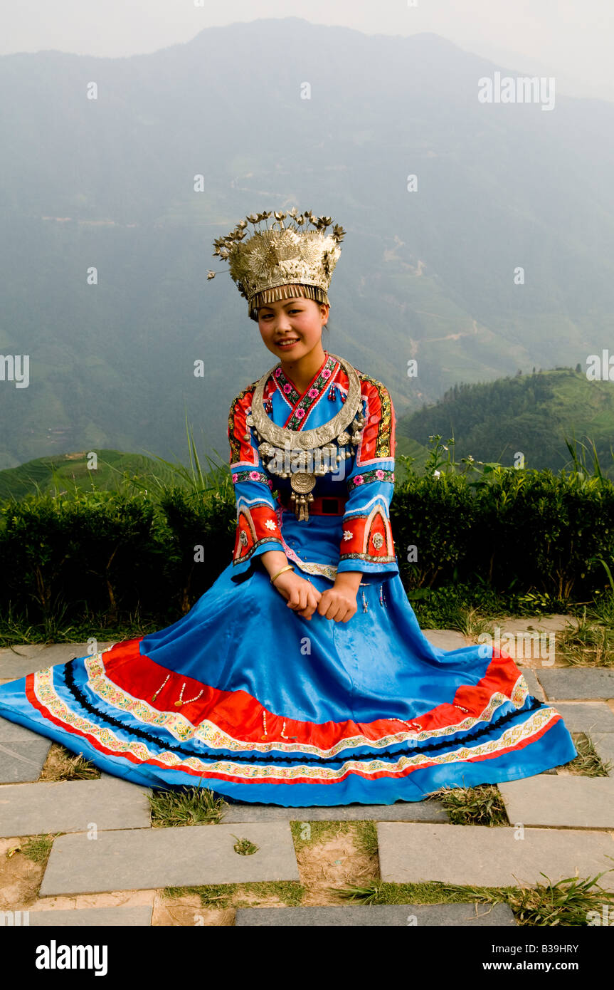 Un beau sourire. Très coloré une jeune femme Hmong/Miao portant des costumes traditionnels. Chine Banque D'Images