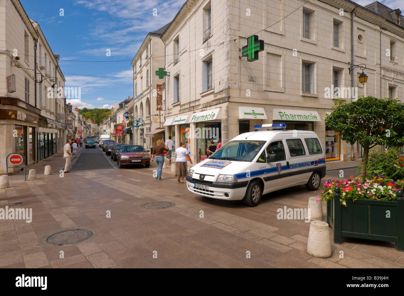 Voiture de police municipale patrouillant dans le centre-ville de Loches, Indre-et-Loire, France. Banque D'Images