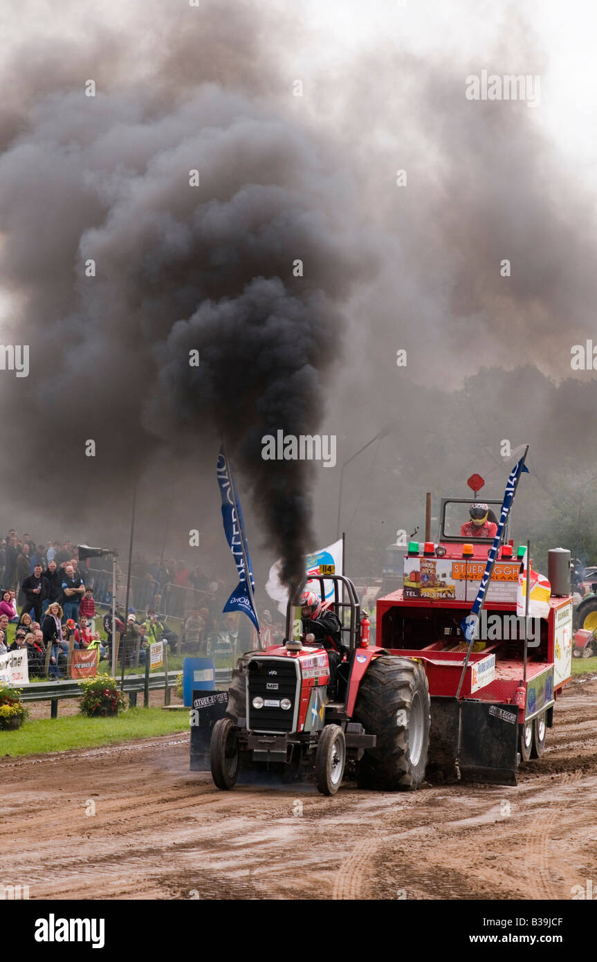 Diesel black smoke engine tractor Banque de photographies et d’images à haute résolution Alamy