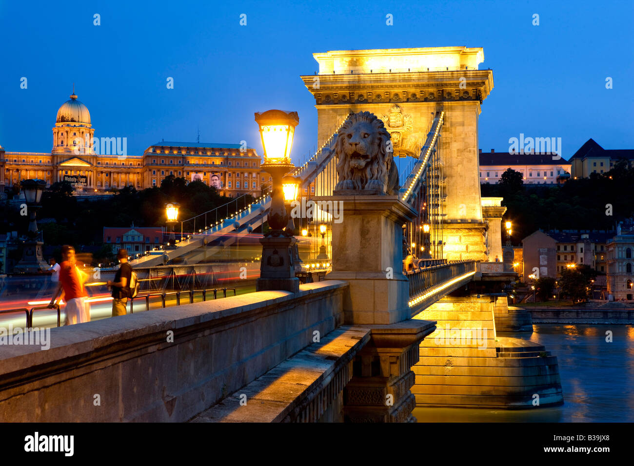 Le pont des Chaînes à Budapest Hongrie Banque D'Images