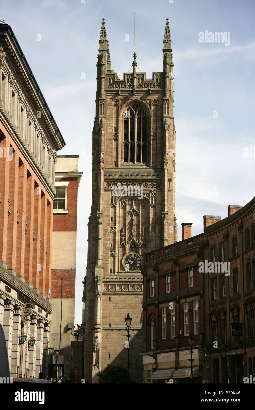 Ville de Derby, en Angleterre. Porte de fer et propriétés de l'architecture, avec Derby All Saints' cathédrale en arrière-plan. Banque D'Images