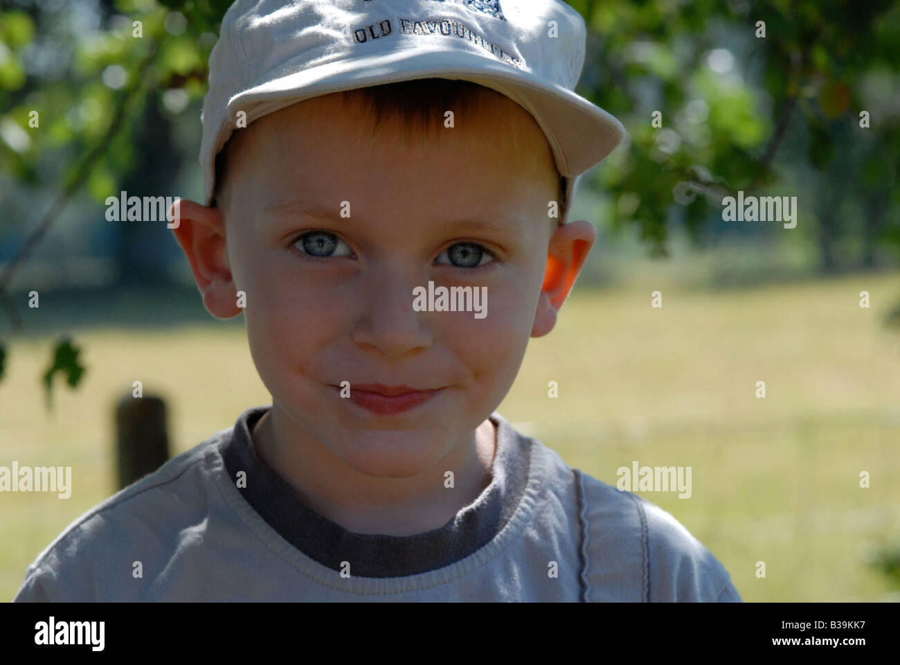 Garçon portant une casquette Banque de photographies et d'images à haute  résolution - Alamy