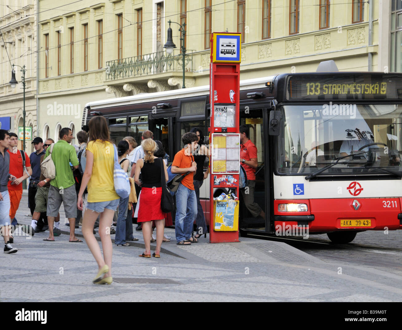 Embarquement des passagers le nombre 133 bus à l'arrêt de bus Place de la République à l'après-midi d'été à Prague Banque D'Images