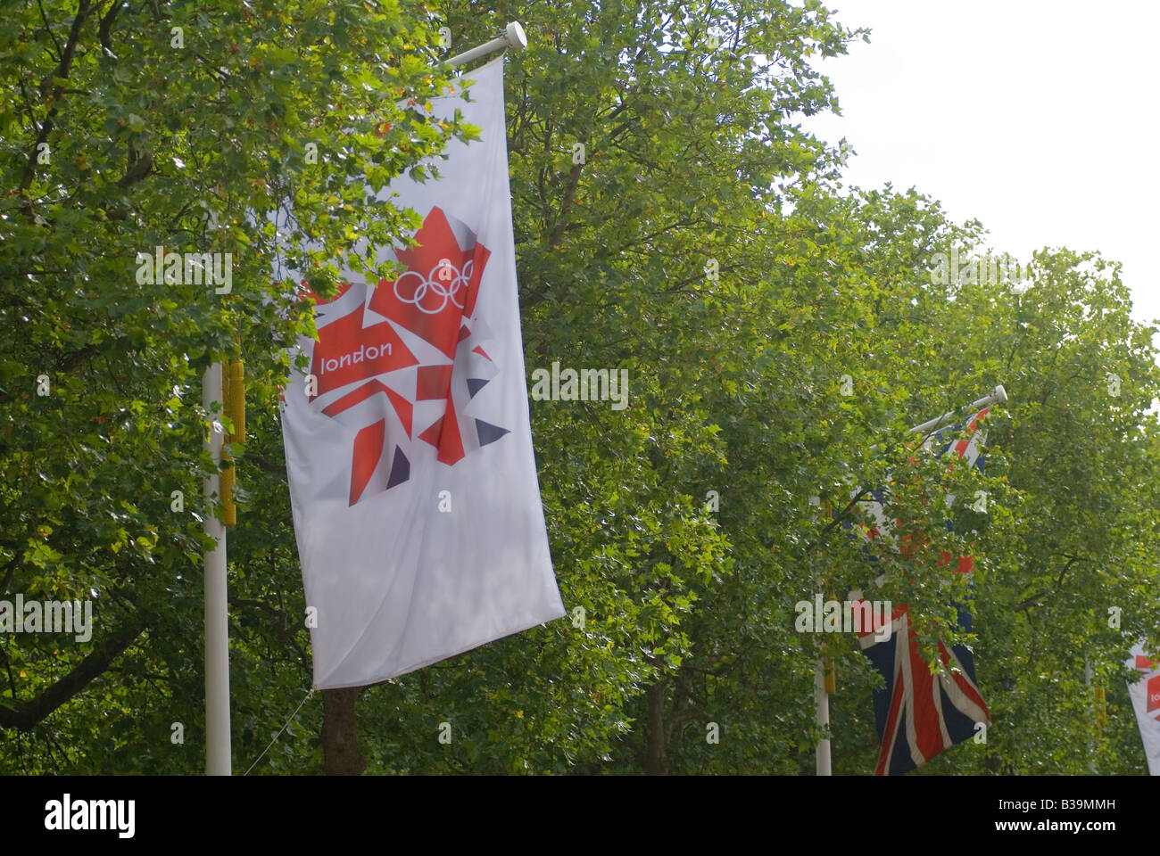 Londres 2012 Jeux Oylmpic et drapeau Union Jack flag accroché dans le Mall Londres Angleterre 2008 Banque D'Images