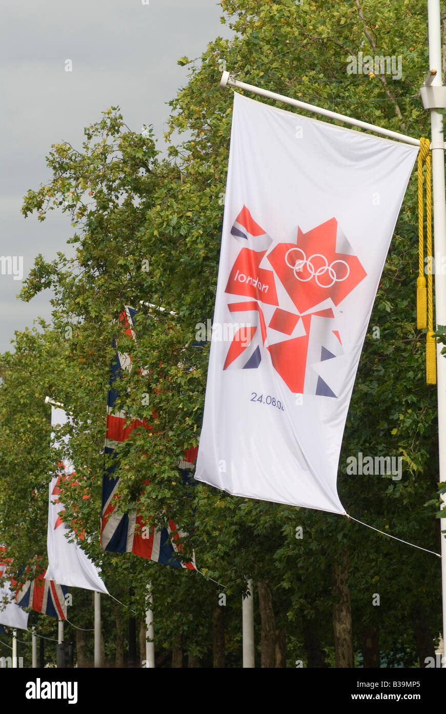Londres 2012 Jeux Oylmpic et drapeau Union Jack flag accroché dans le Mall Londres Angleterre HOMER SYKES Banque D'Images