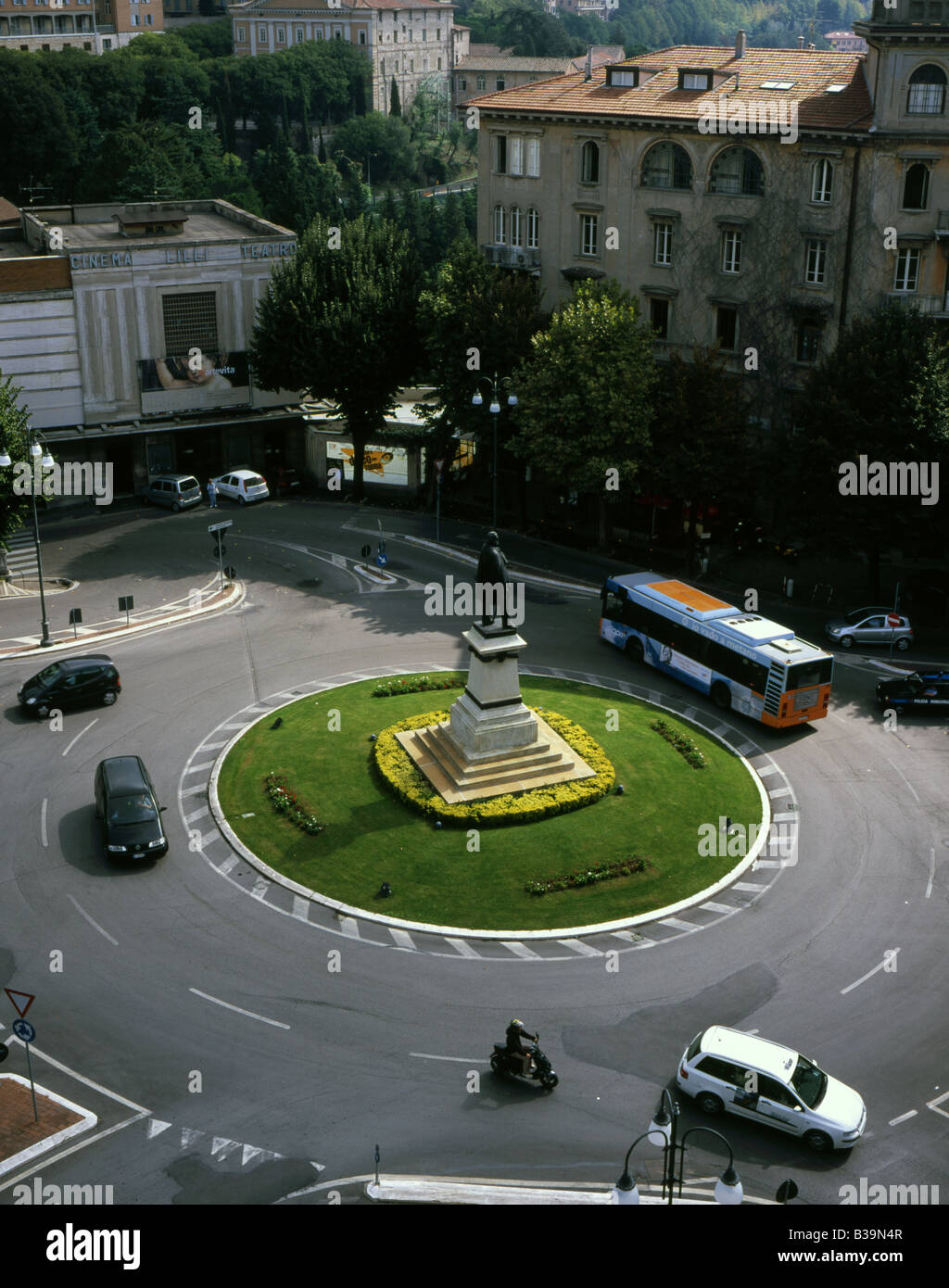 Conduite d'autobus autour d'un rond-point, avec une statue de Garibaldi, dans le centre, Via Marconi, Pérouse, Ombrie, Italie Banque D'Images