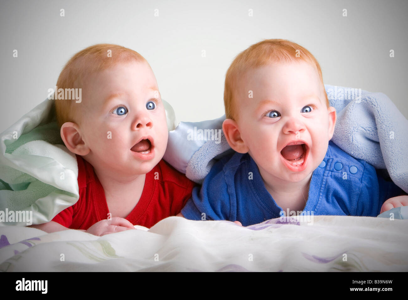 Beau Jeune Bebe Jumeaux Aux Cheveux Rouges Se Trouvant Sur L Avant En Vertu Douce Couverture Photo Stock Alamy