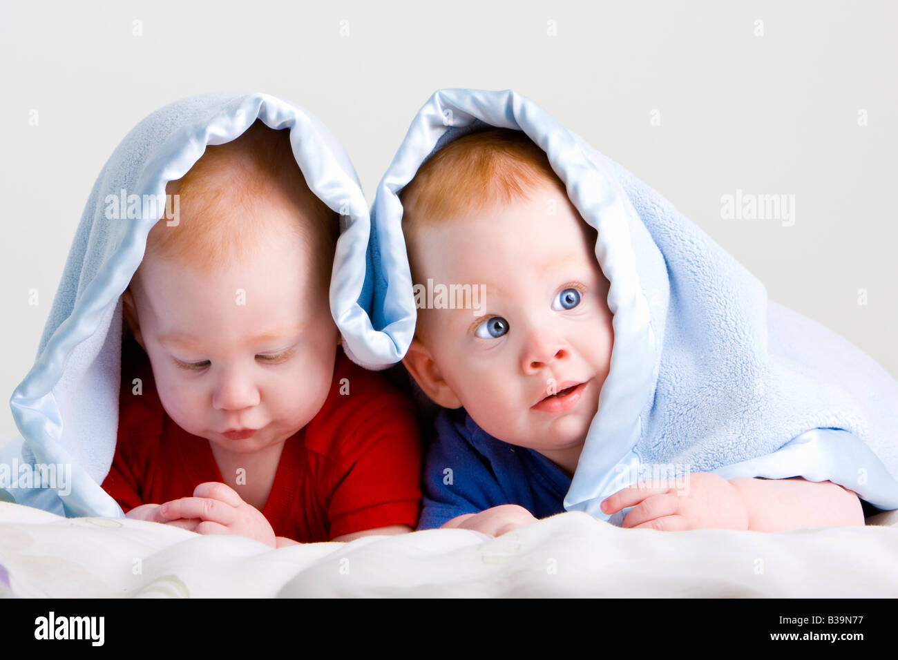 Beau Jeune Bebe Jumeaux Aux Cheveux Rouges Se Trouvant Sur L Avant En Vertu Douce Couverture Photo Stock Alamy Beau Jeune Bebe Jumeaux Aux Cheveux Rouges Se Trouvant Sur L Avant En Vertu Douce Couverture Photo Stock Alamy